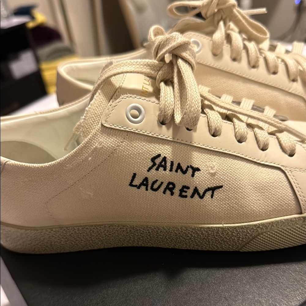 Saint Laurent Court Classic SL/06